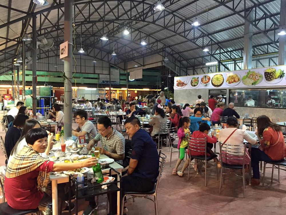 chiang mai night bazaar, chiang night market, shopping in chiang mai