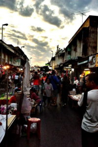 sunday walking street, ta-phae walking street, sunday walking street chiang mai, chiang mai markets