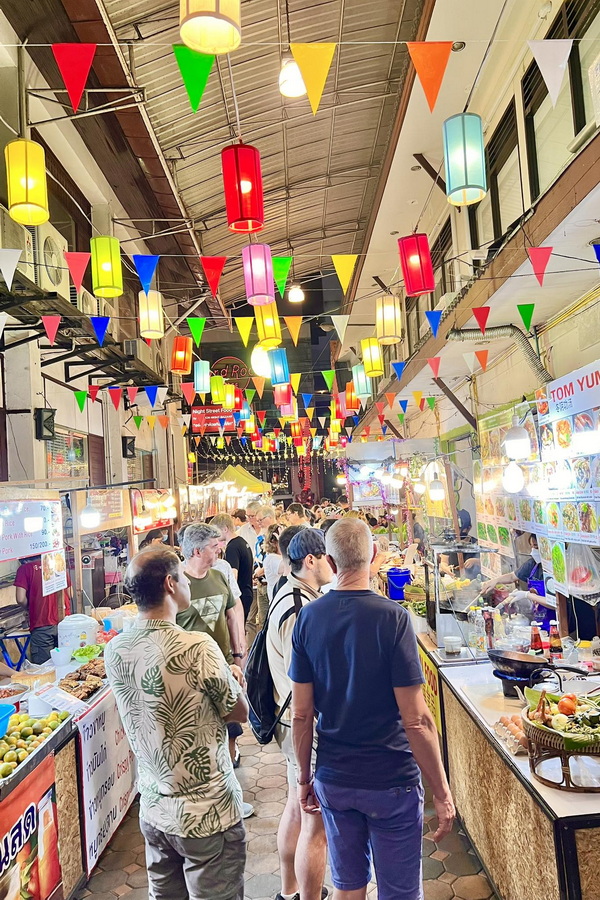 chiang mai night bazaar, night bazaar chiang mai, night market chiang mai, chiang mai night market, chiang mai night, chiang mai at night, chiang mai nightlife, nightlife in chiang mai