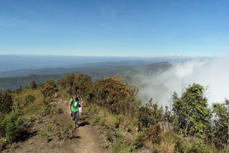 hiking doi phan gam, trekking doi pha ngam, hiking doi pha ngam, doi pha ngam, pha ngam cliff, doi phan gam cliff, two seasons cliff