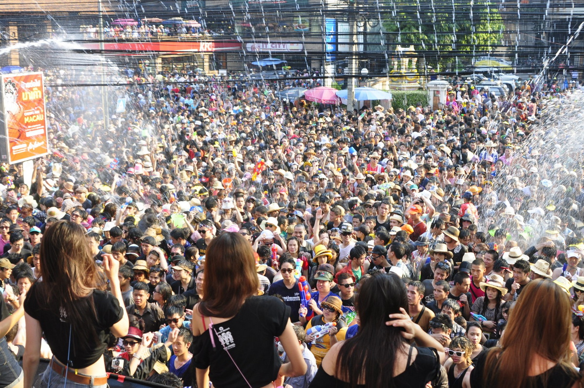 songkran festival in chiangmai, songkran festival chiangmai, songkran festival, water festival chiang mai, thailand new year in ching mai