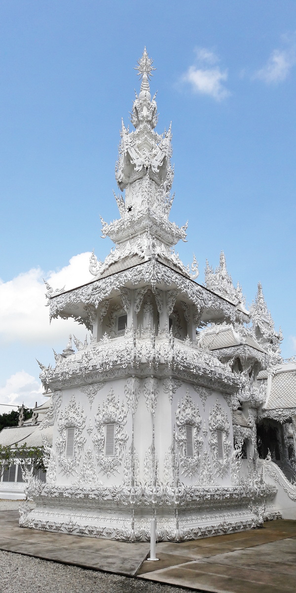 wat rong khun, rong khun temple, white temple, attractions in chiang rai, chiang rai attractions, must place in chiang rai