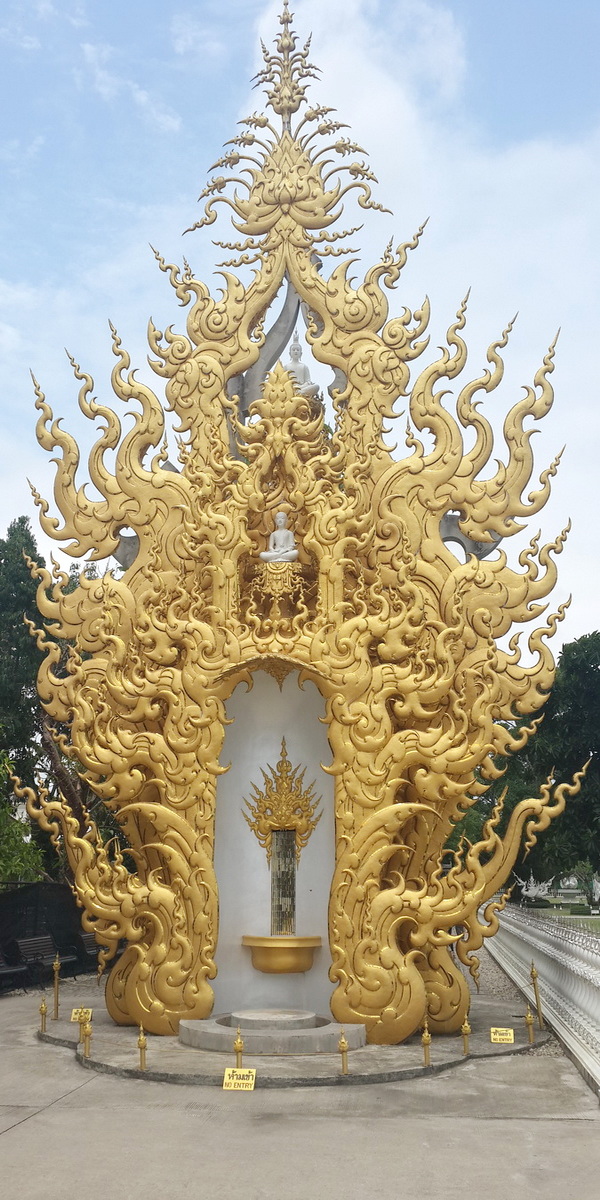 wat rong khun, rong khun temple, white temple, attractions in chiang rai, chiang rai attractions, must place in chiang rai