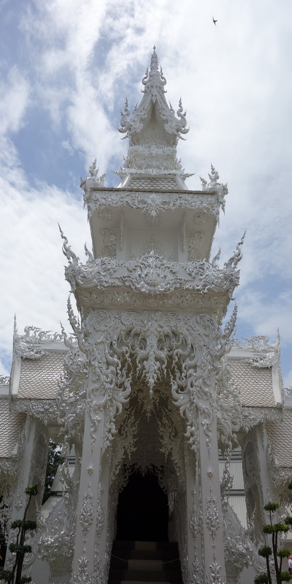 wat rong khun, rong khun temple, white temple, attractions in chiang rai, chiang rai attractions, must place in chiang rai