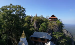 wat chalermprakiat, chalermprakiat temple, mountain temple, wat phraphutthabat sutthawart, phraphutthabat sutthawart temple