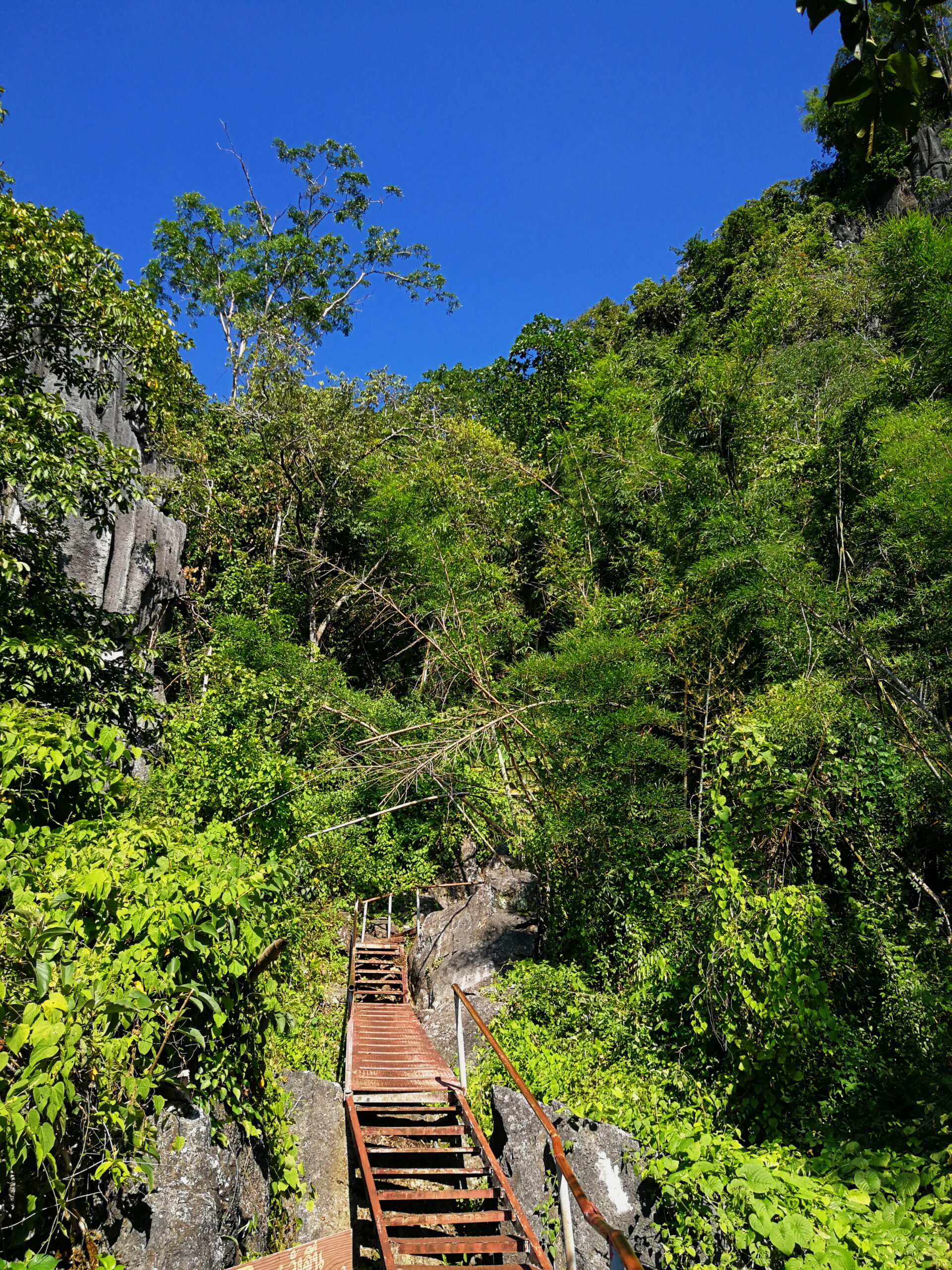 wat chalermprakiat, chalermprakiat temple, mountain temple, wat phraphutthabat sutthawart, phraphutthabat sutthawart temple