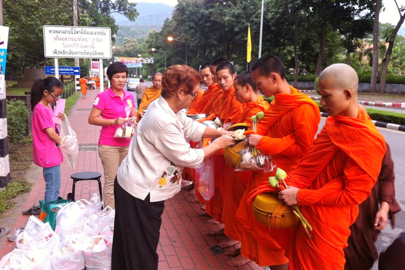 alms offering & temple hopping in chiang mai, alms offering in chiang mai, chiang mai almsgiving tour, morning alms to monks tour in chiang mai, monks alms offering tour in chiang mai, chiang mai sunrise tour, doi suthep sunrise tour