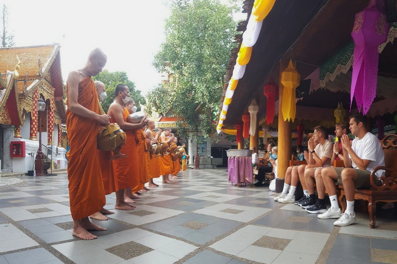 alms offering & temple hopping in chiang mai, alms offering in chiang mai, chiang mai almsgiving tour, morning alms to monks tour in chiang mai, monks alms offering tour in chiang mai, chiang mai sunrise tour, doi suthep sunrise tour