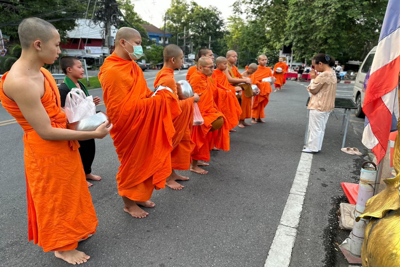 alms offering & temple hopping in chiang mai, alms offering in chiang mai, chiang mai almsgiving tour, morning alms to monks tour in chiang mai, monks alms offering tour in chiang mai, chiang mai sunrise tour, doi suthep sunrise tour