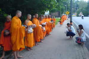 alms offering & temple hopping in chiang mai, alms offering in chiang mai, chiang mai almsgiving tour, morning alms to monks tour in chiang mai, monks alms offering tour in chiang mai, chiang mai sunrise tour, doi suthep sunrise tour