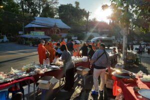 alms offering & temple hopping in chiang mai, alms offering in chiang mai, chiang mai almsgiving tour, morning alms to monks tour in chiang mai, monks alms offering tour in chiang mai, chiang mai sunrise tour, doi suthep sunrise tour