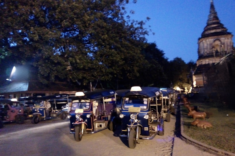 tuk tuk tour chiang mai at night